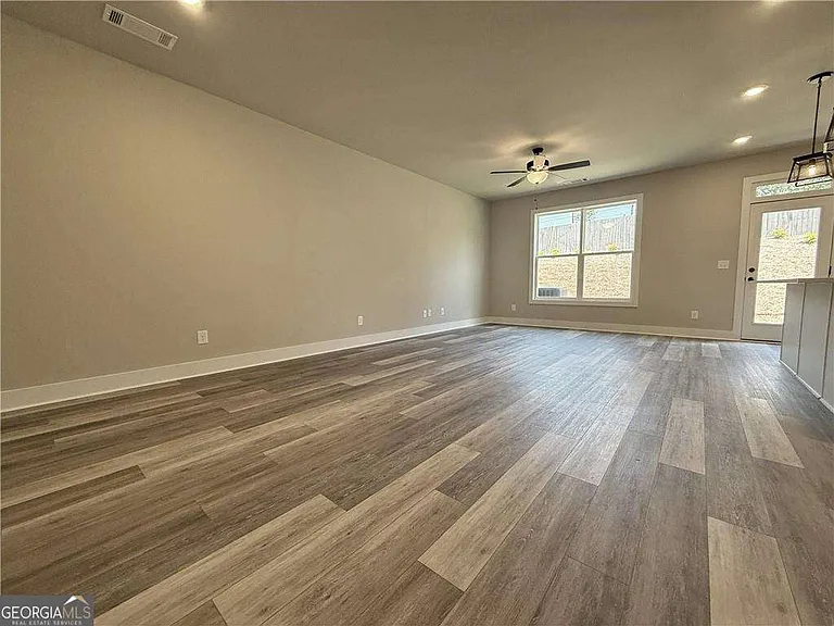 5704 Urban Vlg W — Photo 9