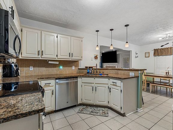 4th image of 854 Oakwood Dr