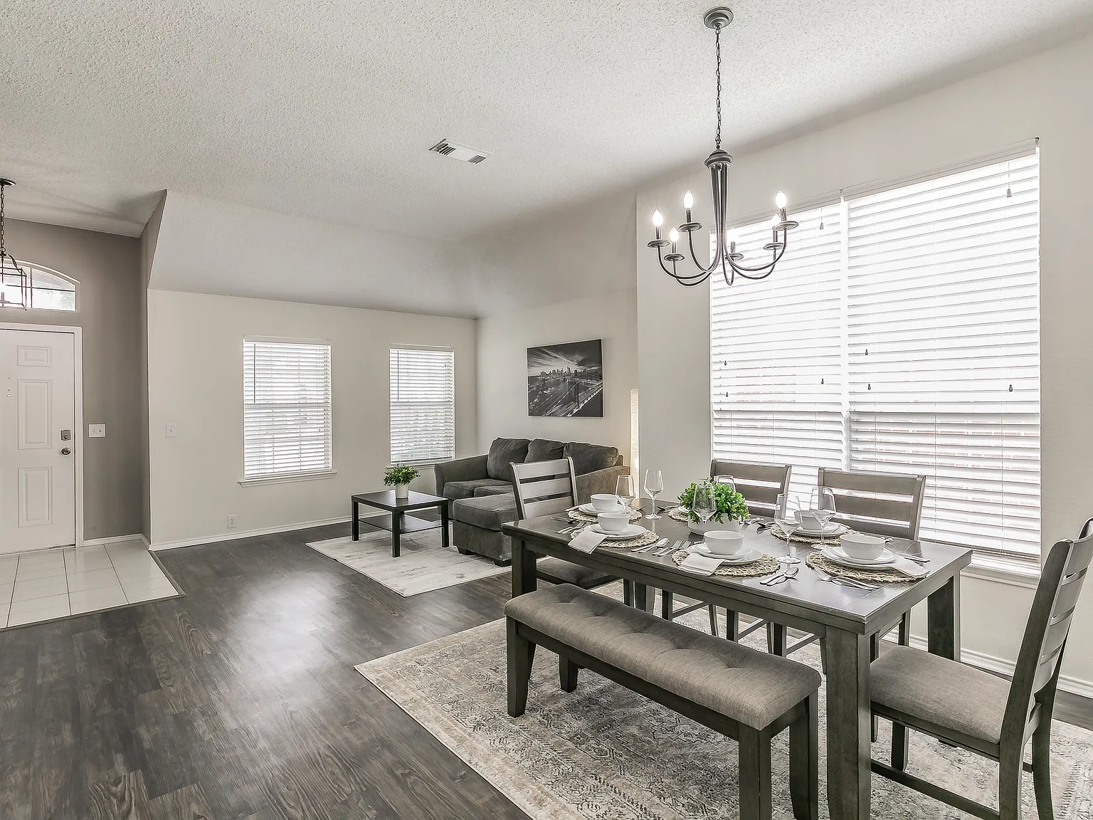 3 bed, 1685 sqft, $5,200 — Photo 2