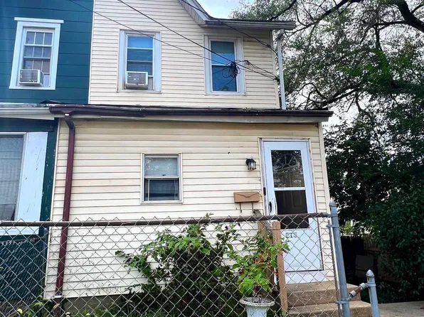 213 N 29th St, Camden, NJ 08105