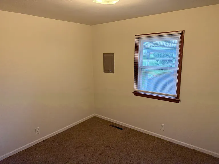 105 S Lyons St — Photo 5