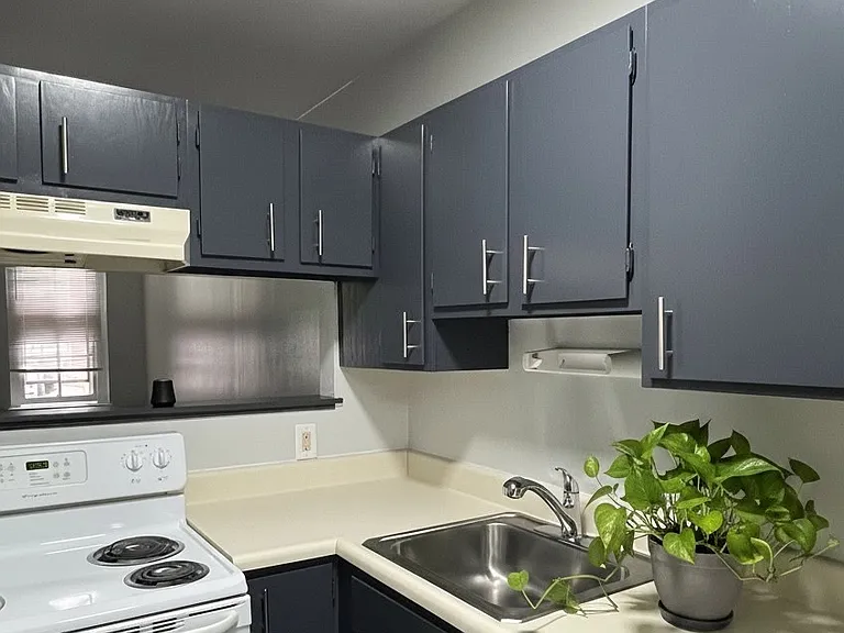 13 N College St #4 — Photo 1