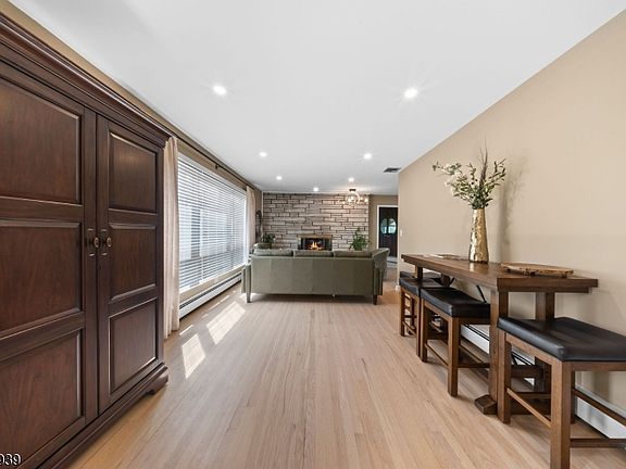 3rd image of 304 River Rd