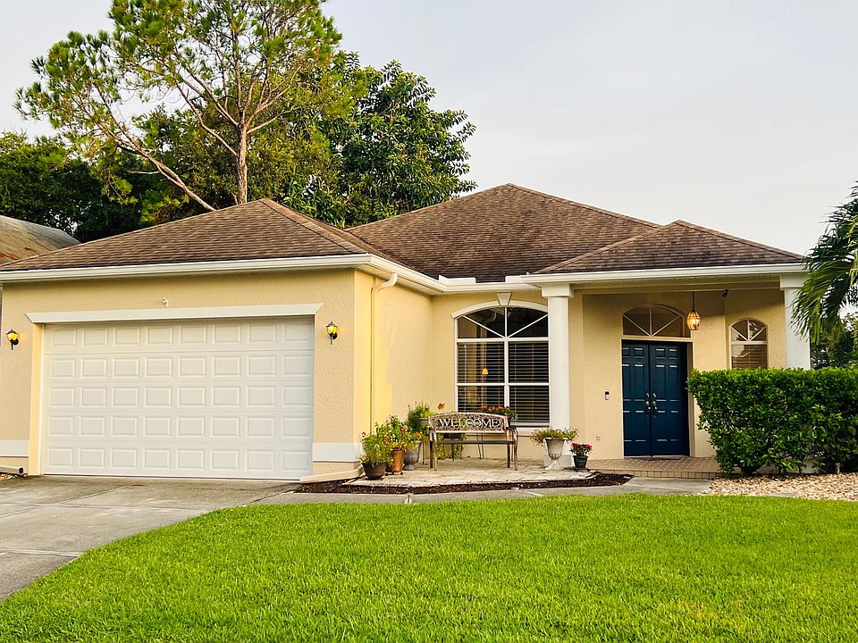 Welcome home to this well maintained Country Oaks home!