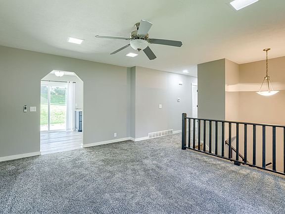 5th image of 10617 Izard St