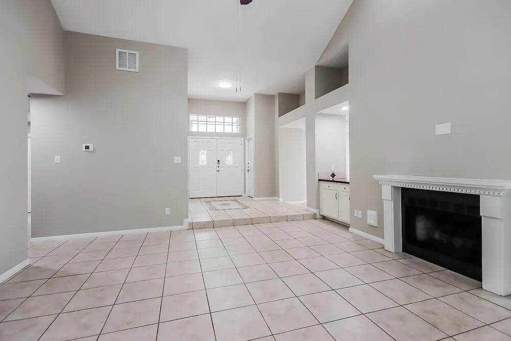 4 bed, 2.0 bath, 2081 sqft, $2,340 — Photo 4