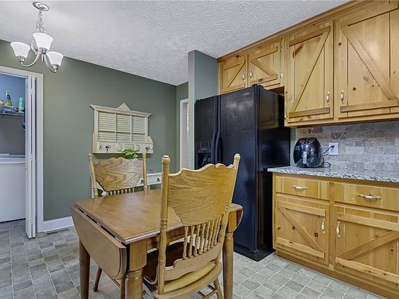 4th image of 88 Castlewood Ct