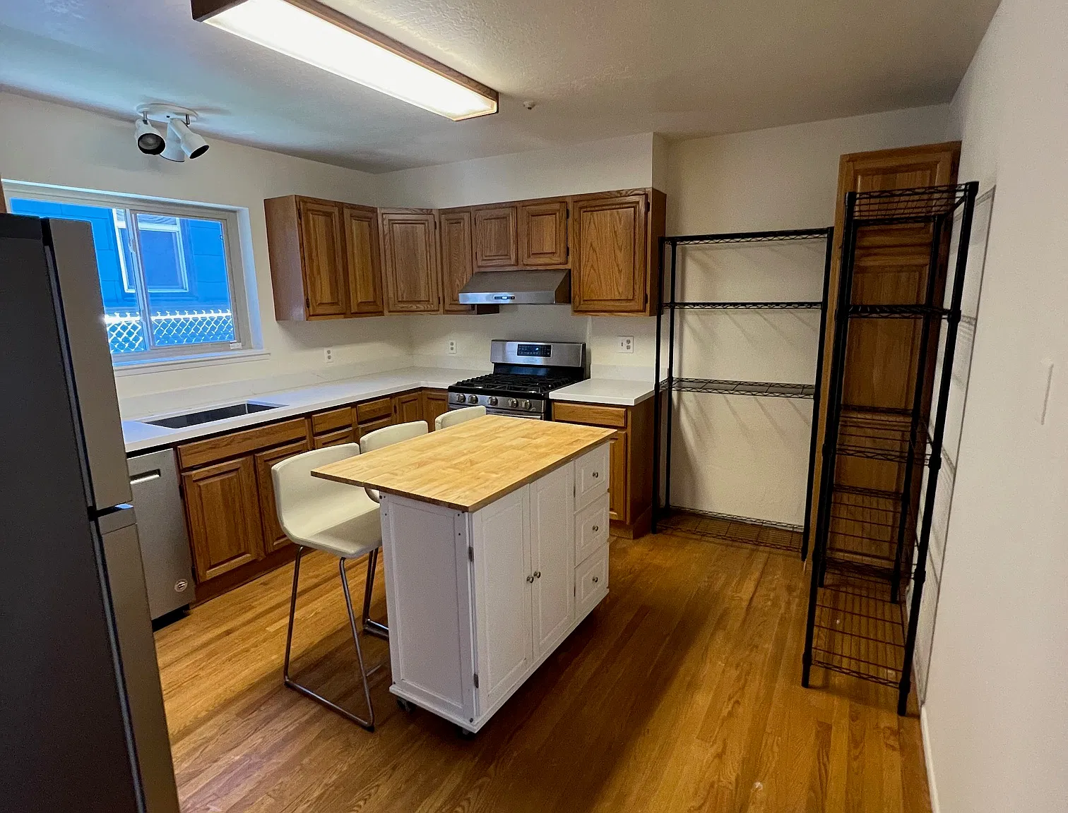 4 bed, 2.5 bath, 1750 sqft, $4,299 — Photo 4