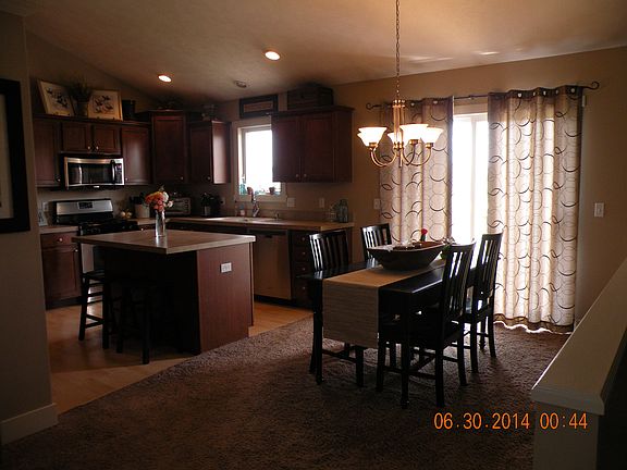 Dining area & kitchen