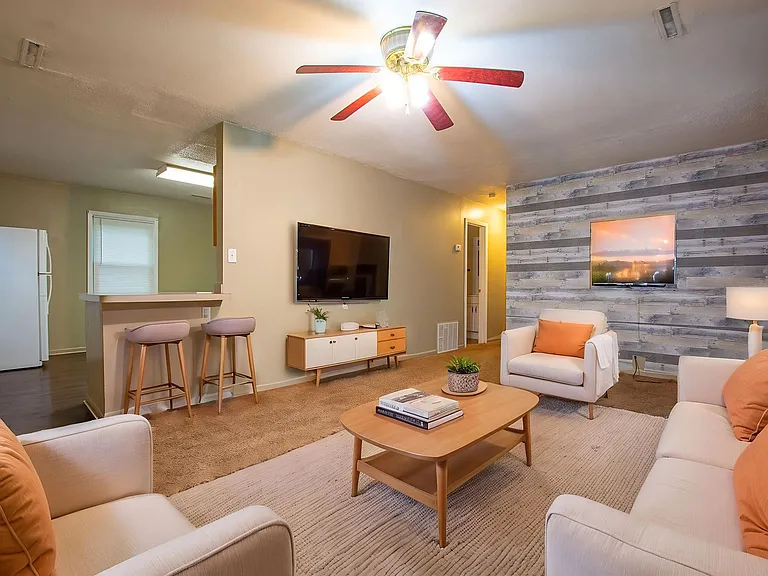 1410 Lindwood Dr — Photo 3