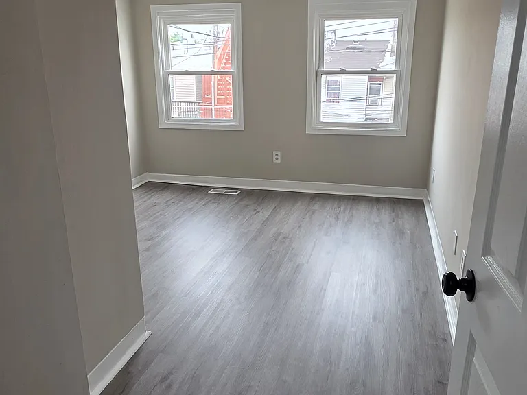 121 N Bradford St — Photo 5