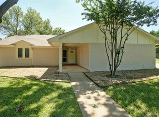 809 Cherry Laurel Ln, Arlington, TX 76012