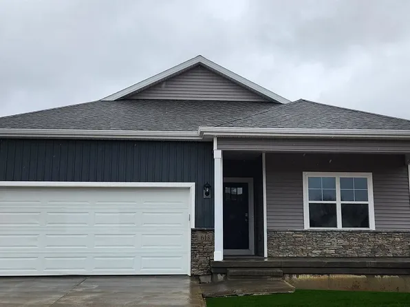 613 E Bear Dr, Tiffin, IA 52340