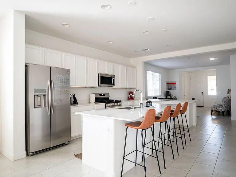 9511 W Roma Ave — Photo 4