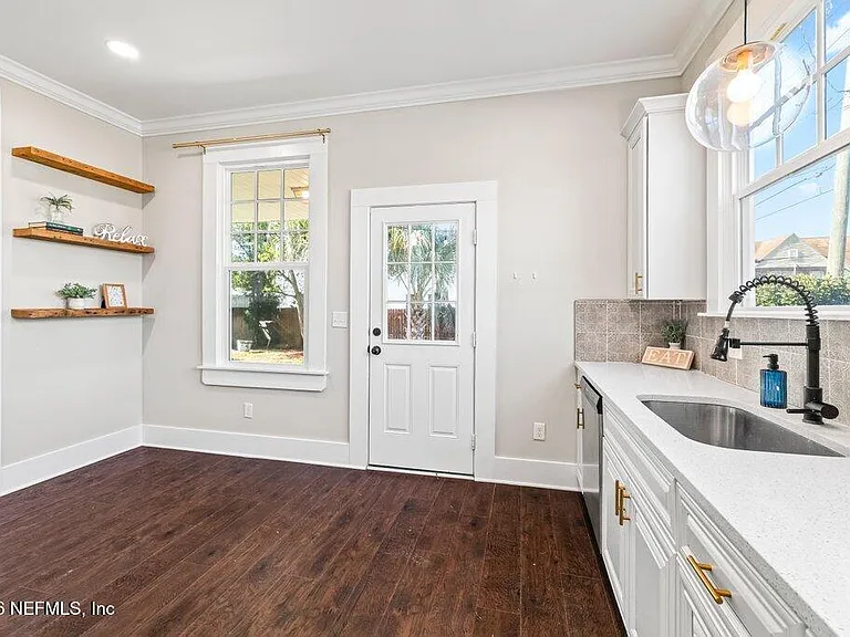 2843 Oak St — Photo 32