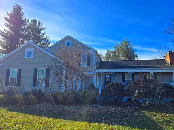 900 Hillcrest Dr, Martinsburg, WV 25401