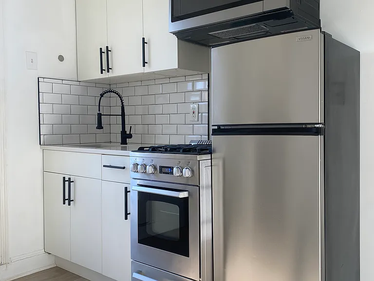 1370 Gillingham St #2 — Photo 1
