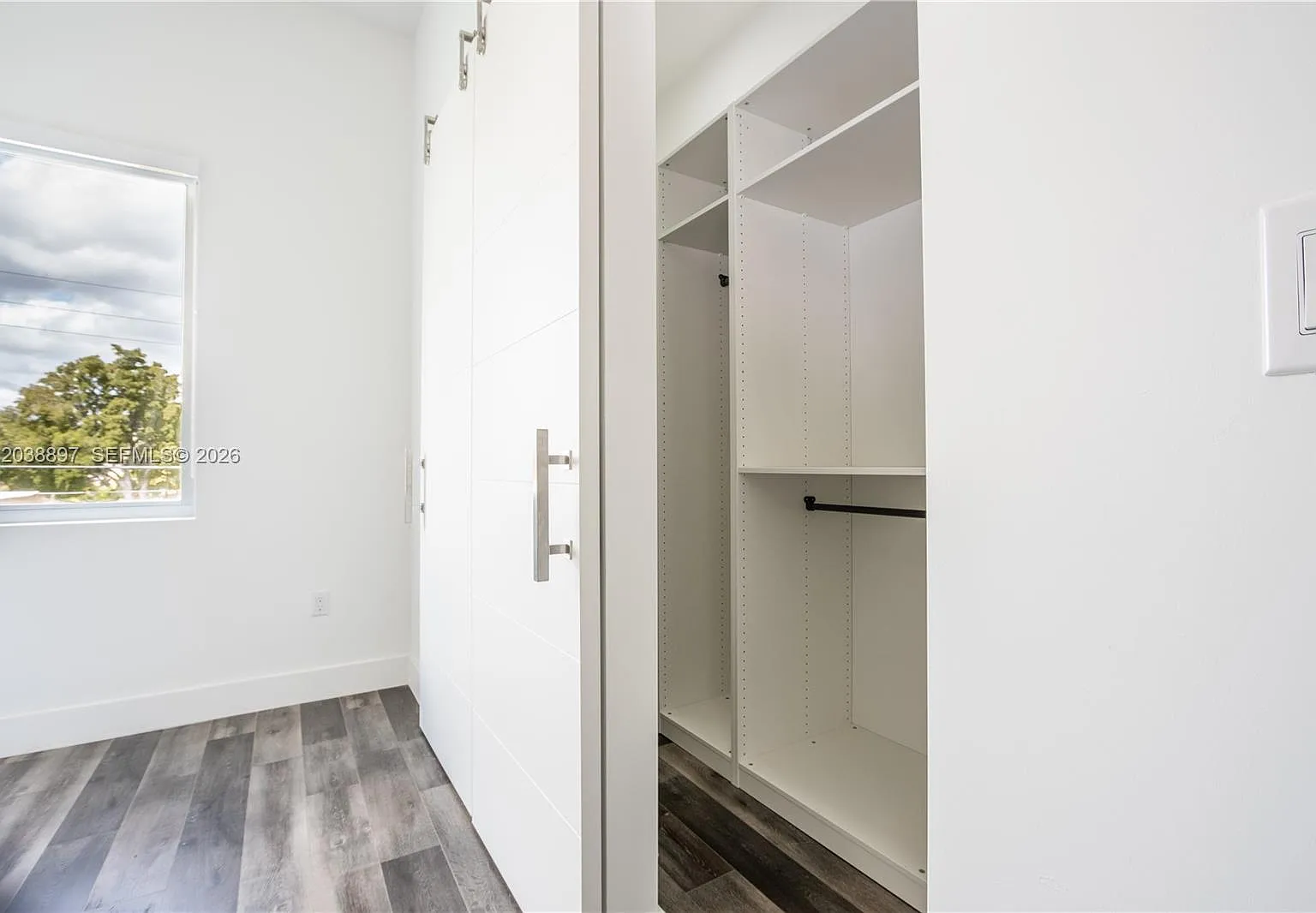 4 bed, 3.5 bath, $10,900 — Photo 2