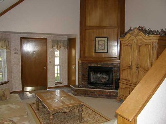 4th image of 2110 S Lakecrest Dr