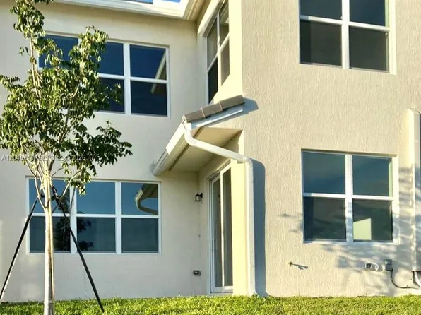 4984 Greenway Dr, Hollywood, FL 33021