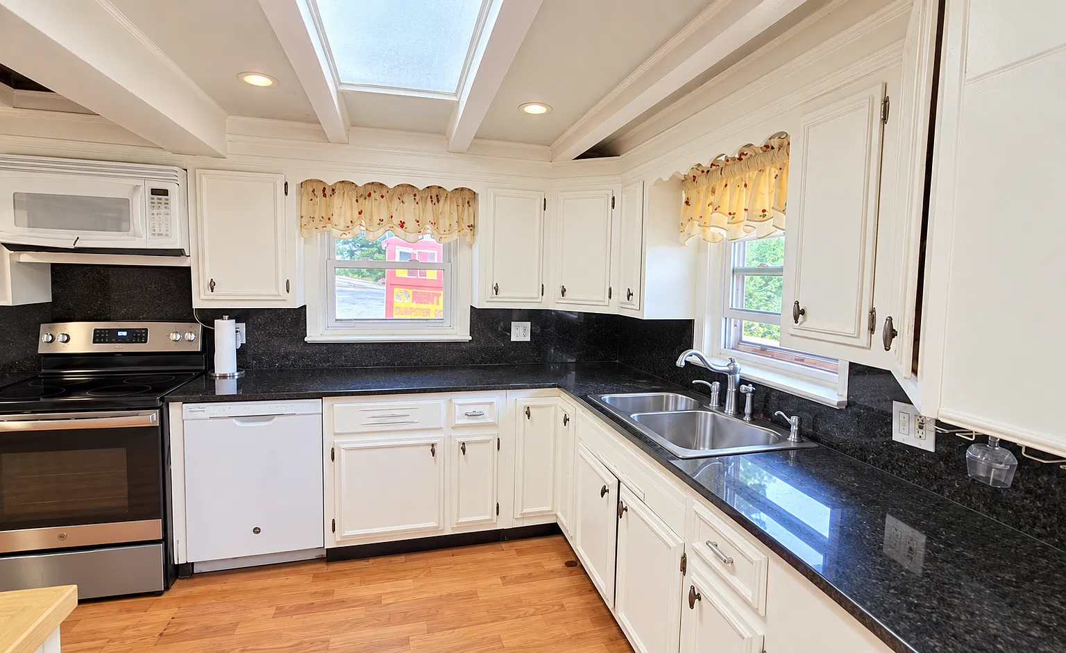 6 bed, 1728 sqft, $3,650 — Photo 4