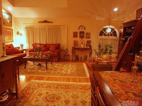 Home for Sale in Douglaston, NY $485,000