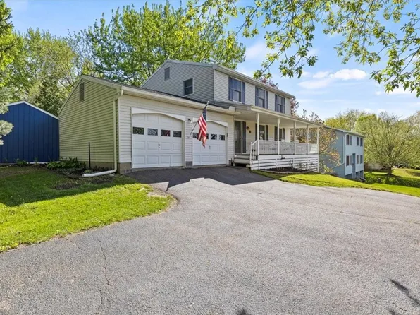 82 Staglen Dr, Henrietta, NY 14467