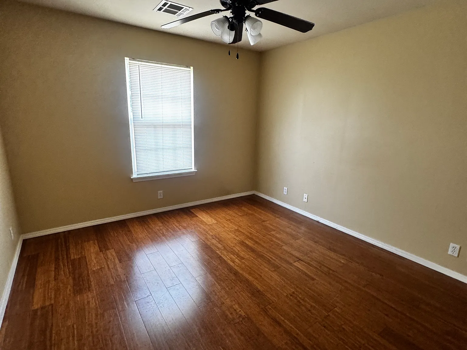 3 bed, 1.5 bath, 1307 sqft, $1,225 — Photo 4