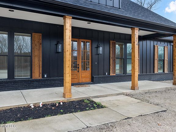 3rd image of 124 Drake Ln