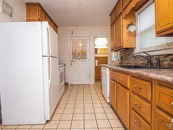 2nd image of 640 Crestview Dr
