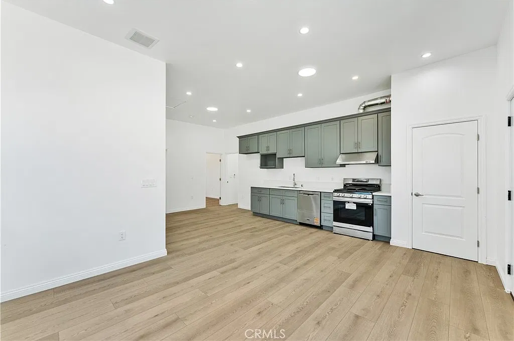 656 E I St — Photo 2