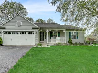 36 McKinley Ln, Streamwood, IL
