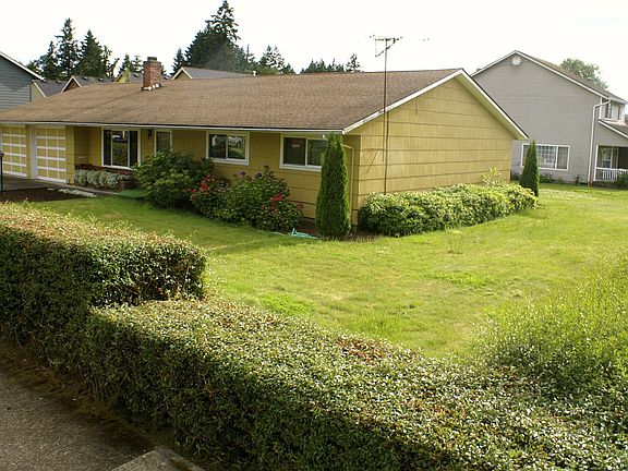 Front/side large spaceious yard