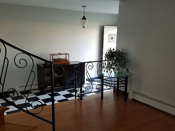 4th image of 131 Macarthur Dr