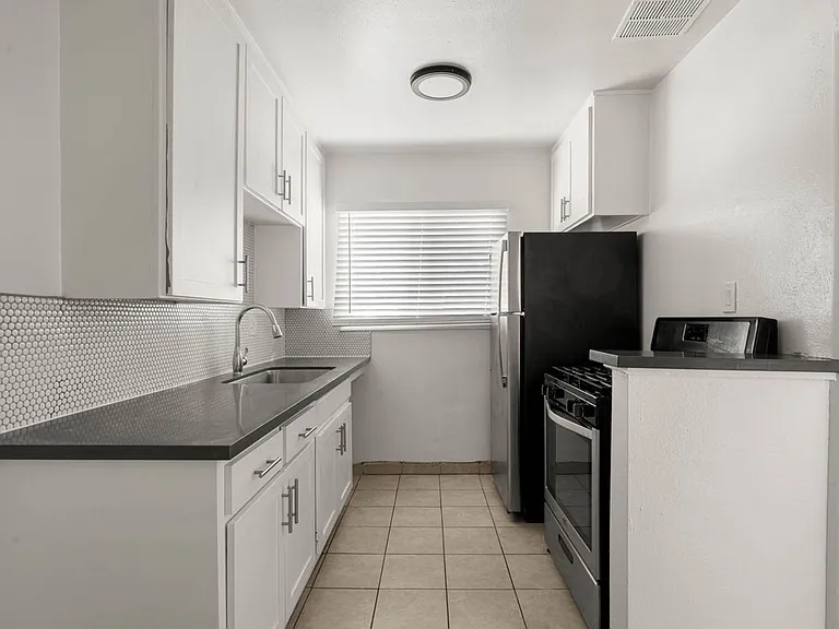 4050 Stevely Ave — Photo 12