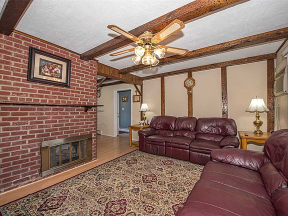 3rd image of 40 Bayberry Ln