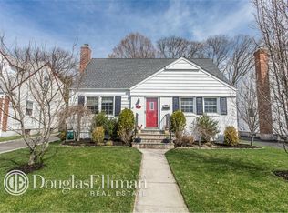 16 Larkspur Ave, Merrick, NY 11566