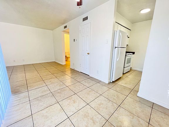 3rd image of 4601 Carlisle Blvd NE APT D11