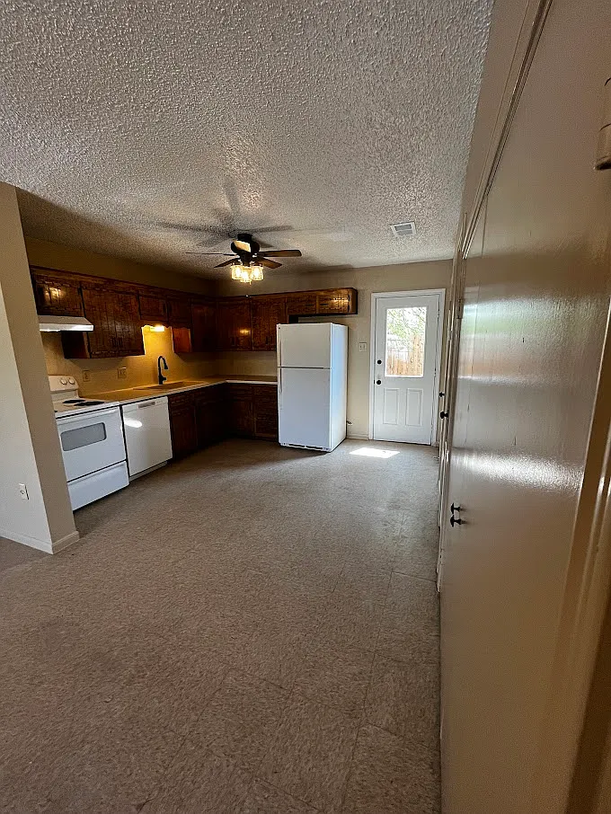 2 bed, 1.5 bath, 1000 sqft, $1,000 — Photo 2