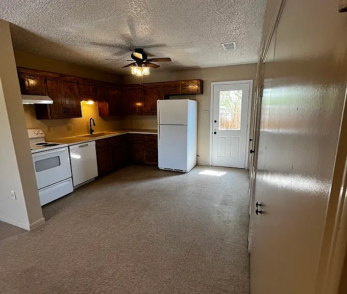202 S Walnut St — Photo 2