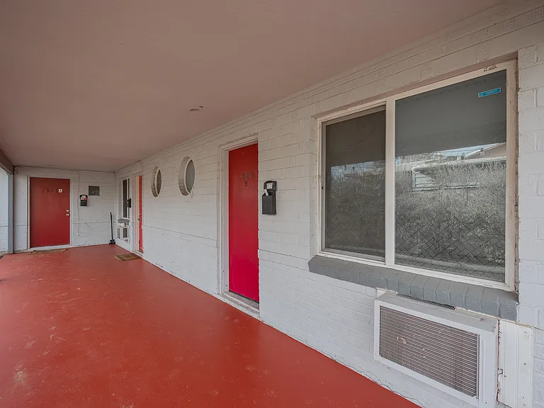 1505 E Harvard St — Photo 2