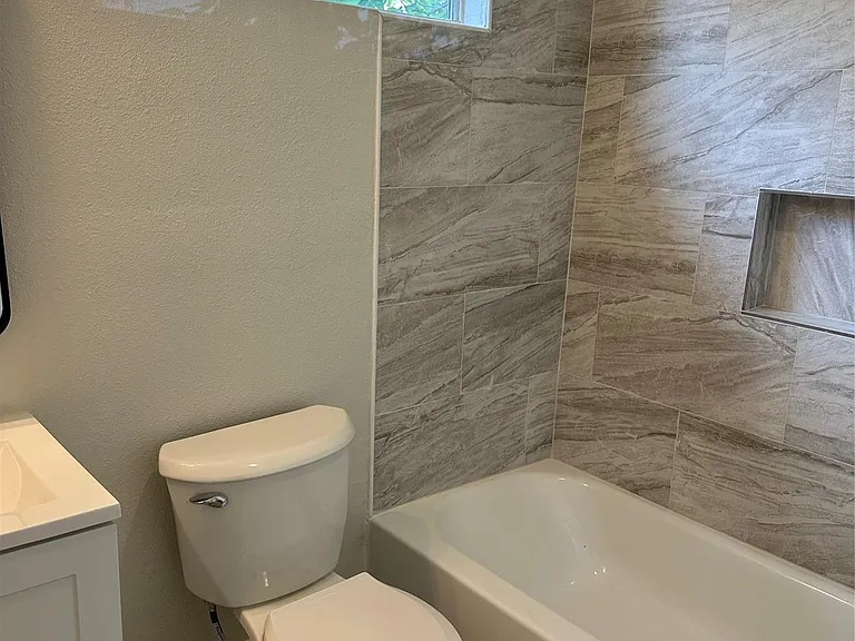 820 Bennington St #B — Photo 7