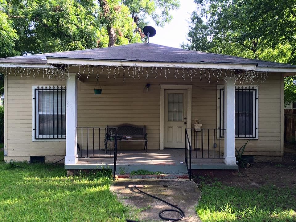 2nd image of 2511 E Cesar Chavez St