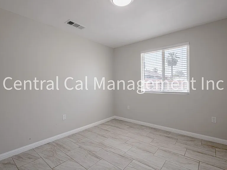 1004 Padre St — Photo 11