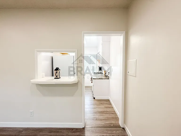 15546 VANOWEN STREET — Photo 4