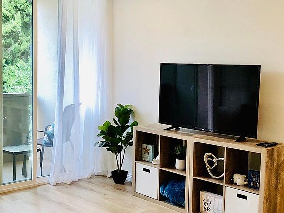 4th image of 2510 Torrey Pines Rd Unit 214