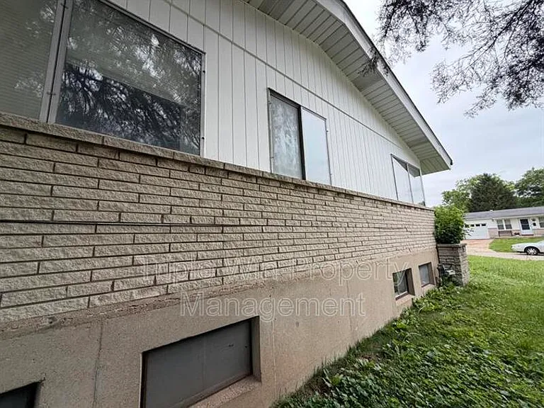 2257 Luxmore Dr — Photo 3