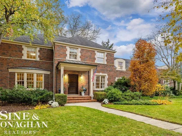 587 Lochmoor Blvd, Grosse Pointe Woods, MI 48236