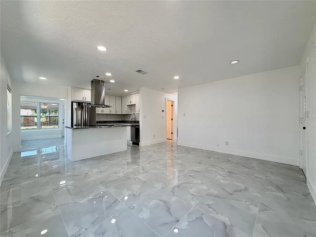 2 bed, 1.0 bath, 972 sqft, $2,400 — Photo 3