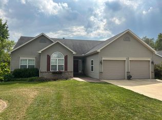 1008 Stuart Dr, Heyworth, IL 61745